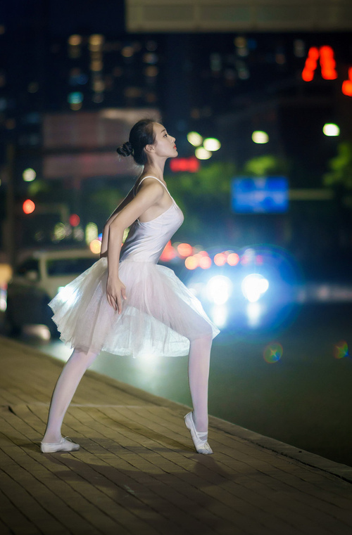 “夜幕追逐：黑夜中的极速冲击”，夜幕追击背景故事