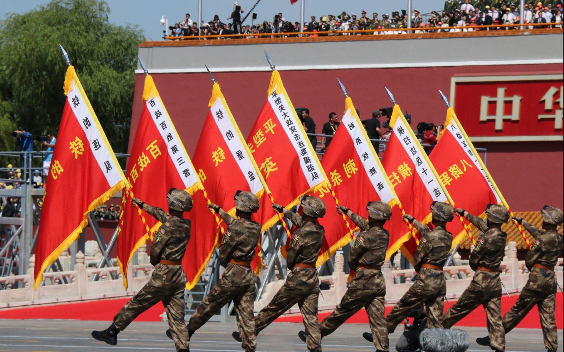 看看哪些球员在最近的比赛中表现出色,最近球队将参加比赛英语翻译