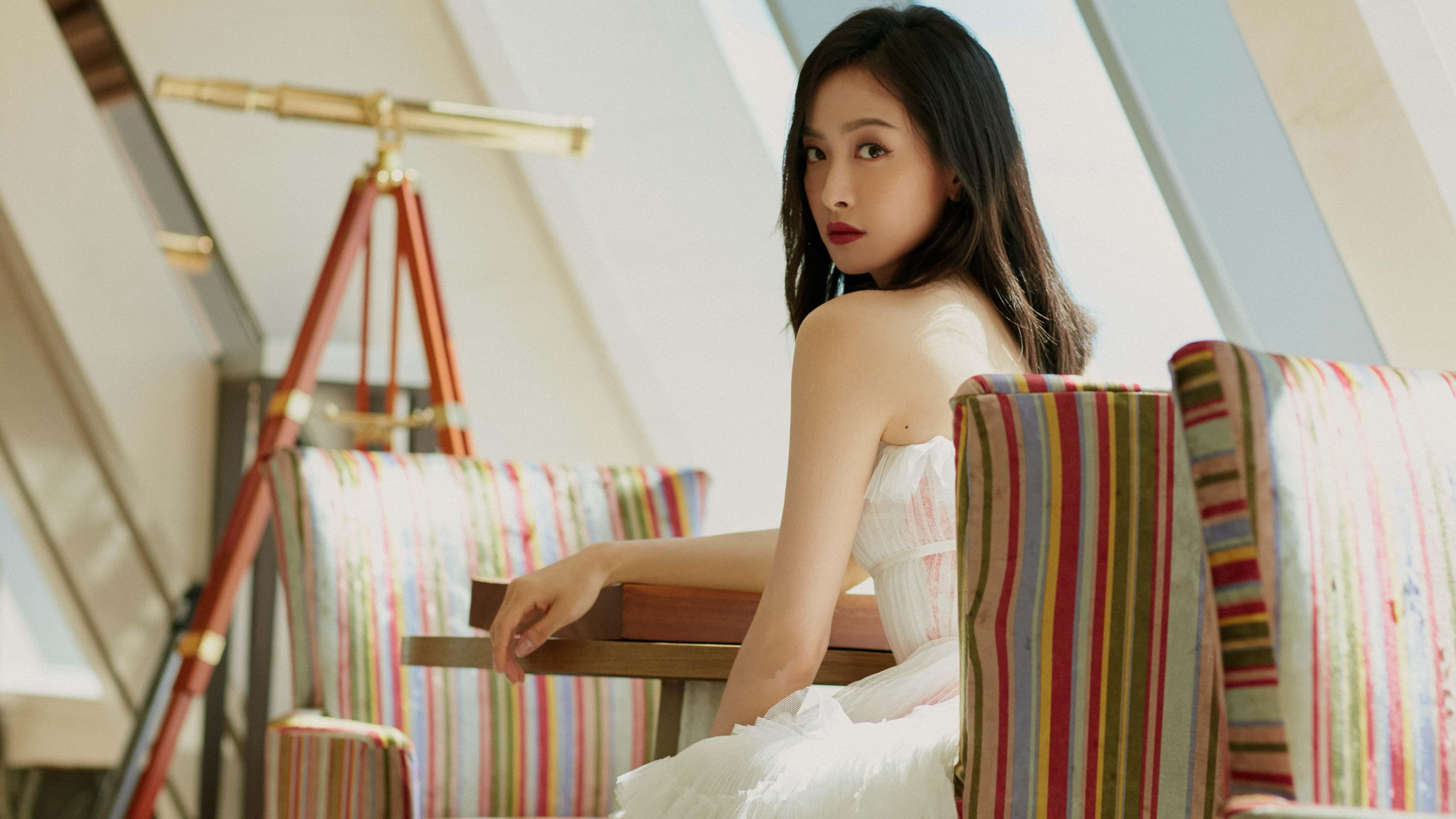 詹姆斯季后赛三双助湖人挺进,詹姆斯准三双湖人大胜鹈鹕